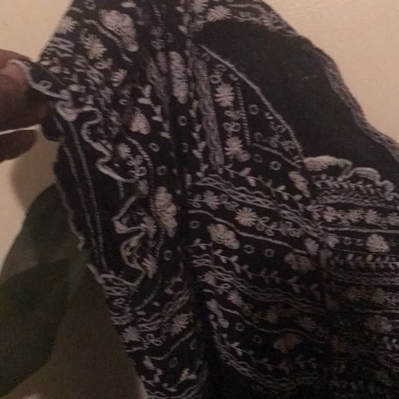 Beautiful black/white flower embellishments front and back..short sleeves.. - Picture 2 of 3